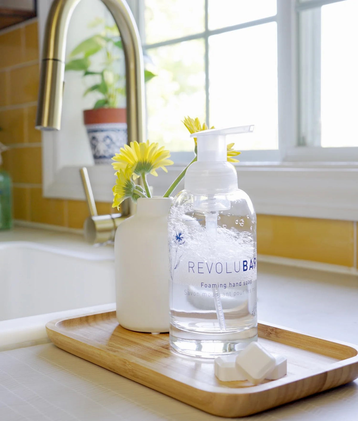 REVOLUBAR Modern Foaming Soap Dispenser - Eco-Friendly Glass Foam Hand Soap Pump - Refillable Dispenser for Soap Tablets, Liquid Soap, Shampoo, Body Wash - Perfect for Kitchen and Bathroom - 500ml