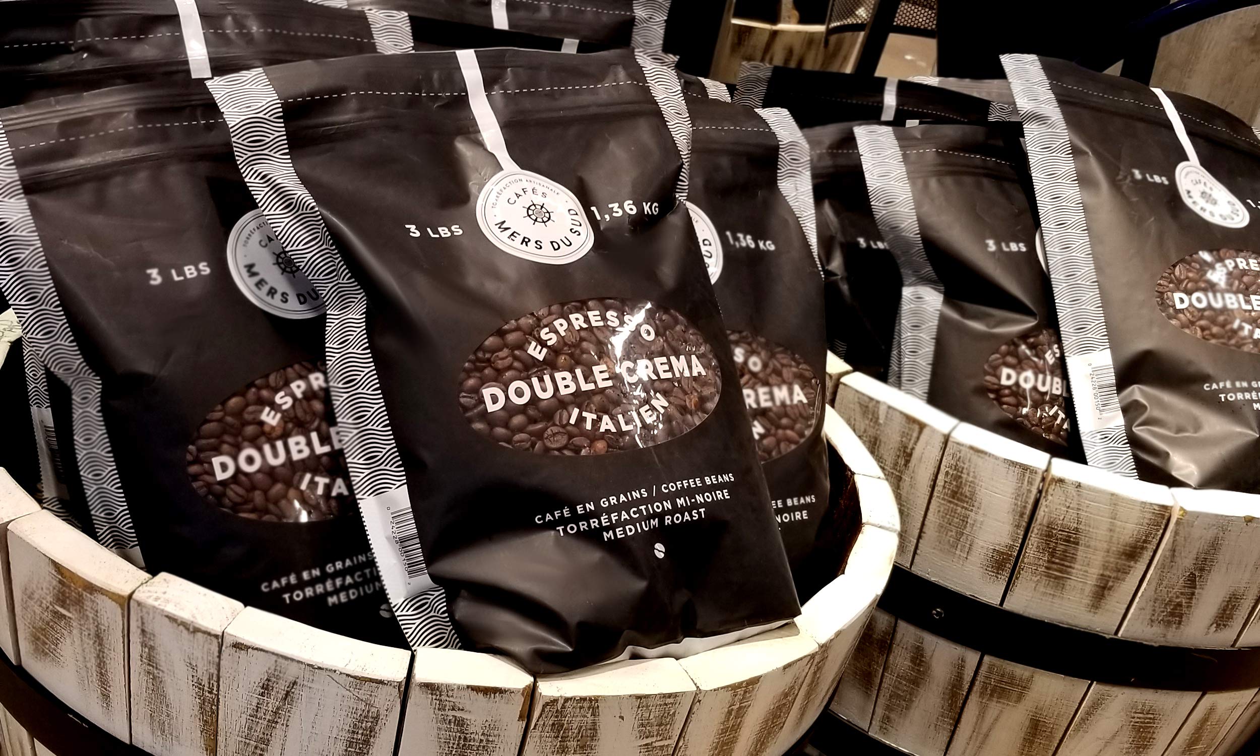 Cafés Mers du Sud - Grains de café entiers pour expresso 1,36 kg (3 livres) - Torréfaction moyenne - Expresso Double Crema Italien - Grains de café torréfaction moyenne - Sachet refermable